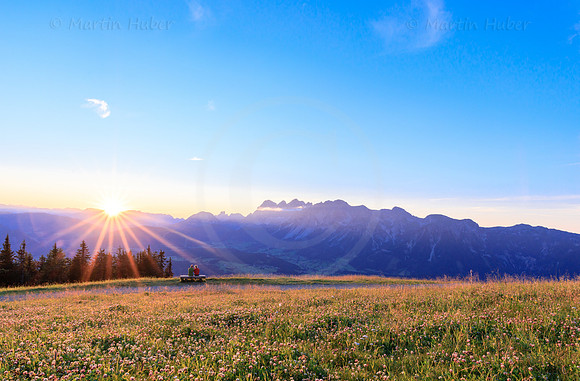 THEMENBILD, Wetter, Sommer-Sonnenuntergang in den Bergen