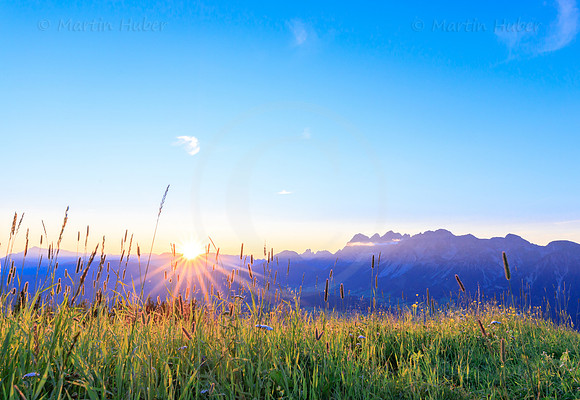 THEMENBILD, Wetter, Sommer-Sonnenuntergang in den Bergen