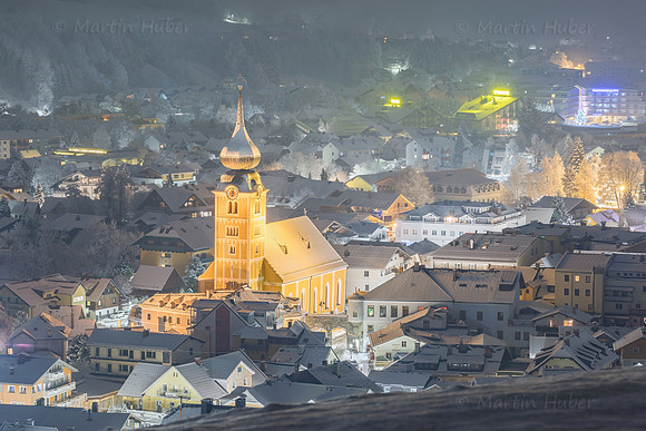 Schladming bei Nacht, katholische Kirche