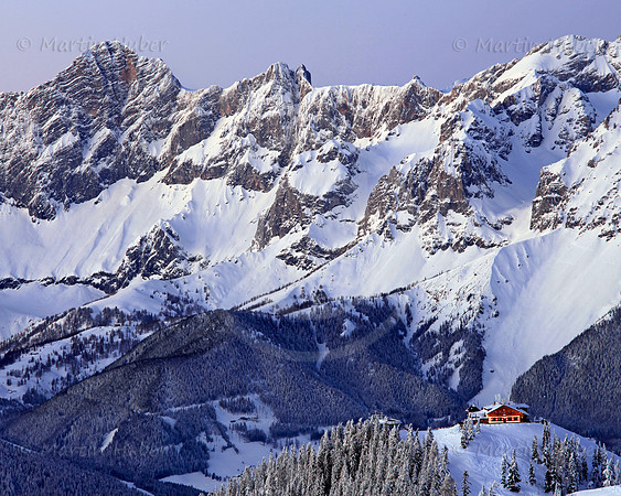 Die Hochwurzenhütte vor dem Dachstein