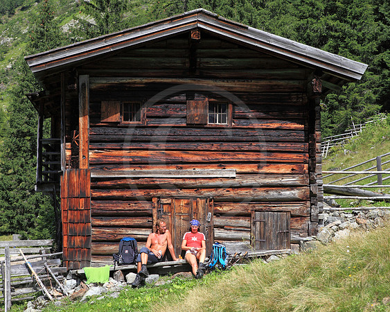 Wanderer rasten bei einer Alm am Riesachsee