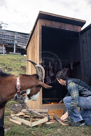 Räuchern von Speck in den Bergen