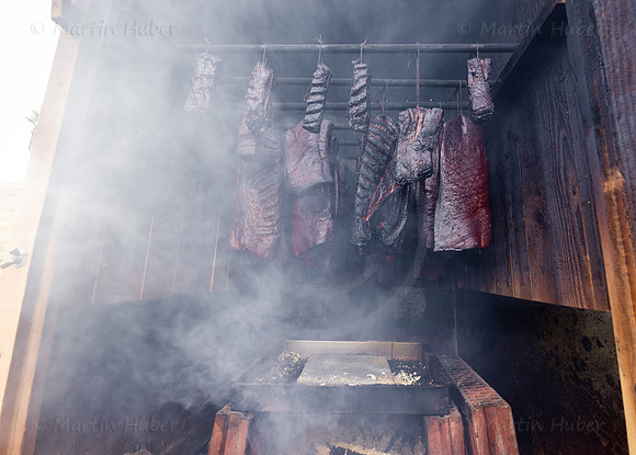 Räuchern von Speck in den Bergen