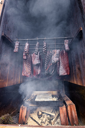 Räuchern von Speck in den Bergen