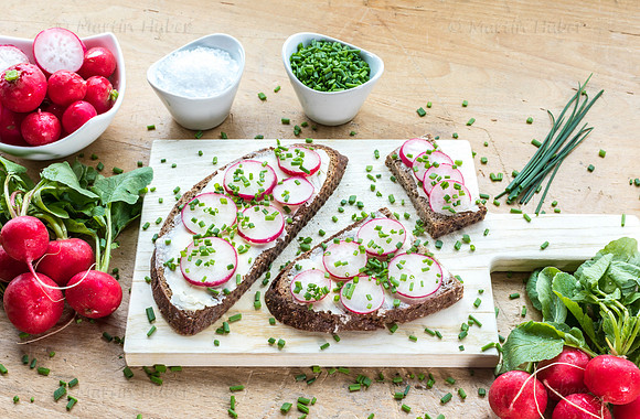 Food-Fotografie, Radieschen auf Roggenbrot