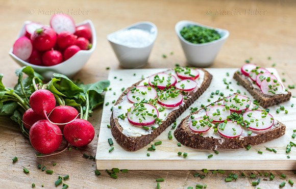 Food-Fotografie, Radieschen auf Roggenbrot