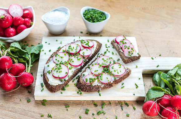 Food-Fotografie, Radieschen auf Roggenbrot