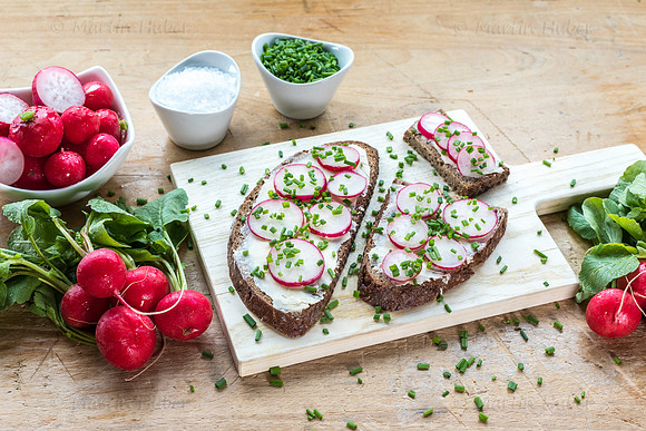Food-Fotografie, Radieschen auf Roggenbrot