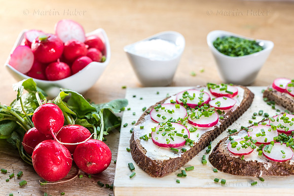 Food-Fotografie, Radieschen auf Roggenbrot