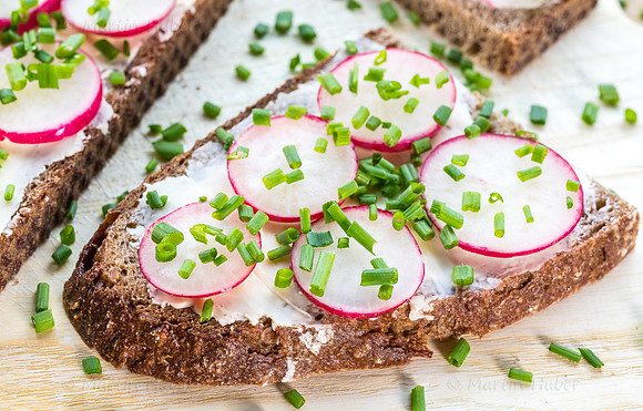 Food-Fotografie, Radieschen auf Roggenbrot