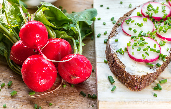 Food-Fotografie, Radieschen auf Roggenbrot