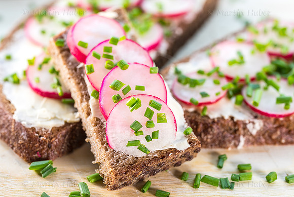 Food-Fotografie, Radieschen auf Roggenbrot