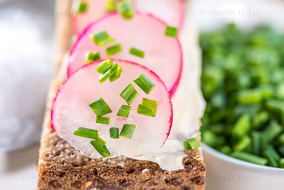 Food-Fotografie, Radieschen auf Roggenbrot