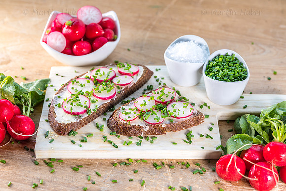 Food-Fotografie, Radieschen auf Roggenbrot