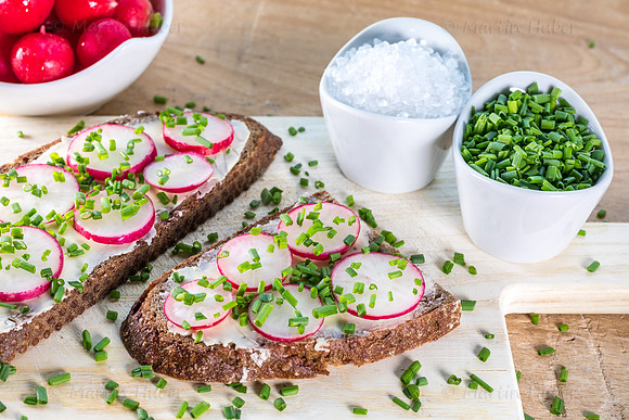Food-Fotografie, Radieschen auf Roggenbrot