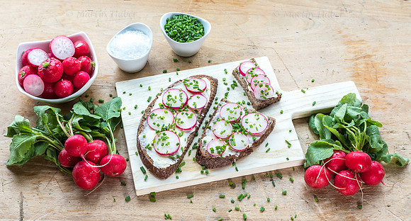 Food-Fotografie, Radieschen auf Roggenbrot