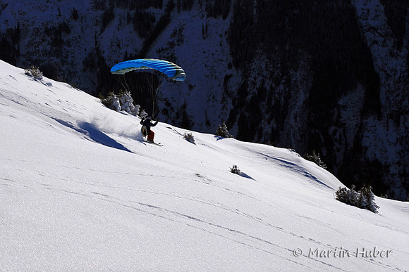 Paragleiter auf Freeski / vom Krahbergzinken Richtung Untertal..