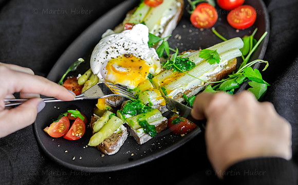 Food-Fotografie, Spargel und pochiertes Ei