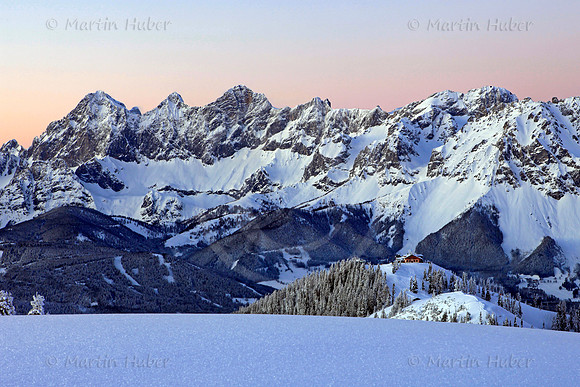 Die Hochwurzenhütte vor dem Dachstein