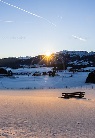 Winter, Sonnenuntergang, Holzbank im Schnee