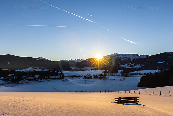 Winter, Sonnenuntergang, Holzbank im Schnee
