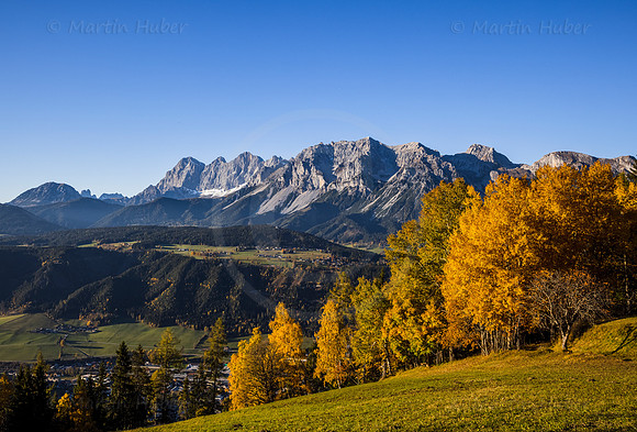 Herbstlandschaft mit Ramsau und Dachstein