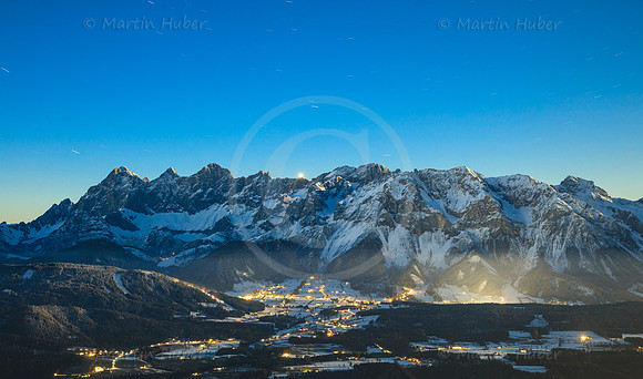 Ramsau und Dachstein in blauer Stunde bei Vollmond