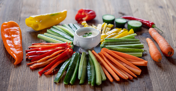 Food-Fotografie, Gemüse-Sticks mit Joghurt-Kräuter-Dip