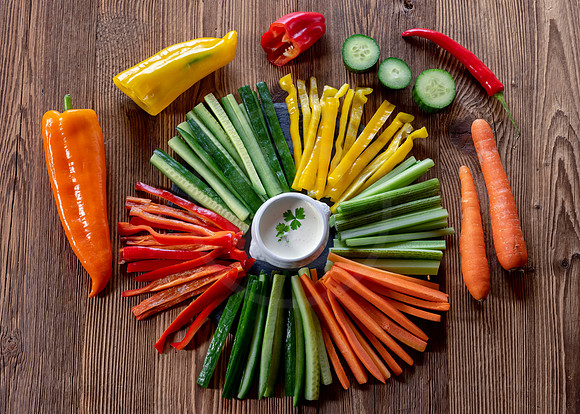 Food-Fotografie, Gemüse-Sticks mit Joghurt-Kräuter-Dip