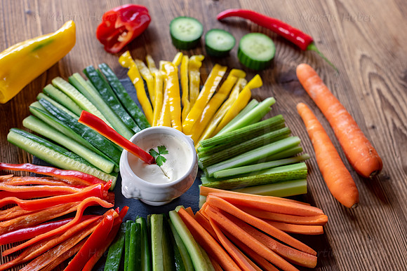 Food-Fotografie, Gemüse-Sticks mit Joghurt-Kräuter-Dip