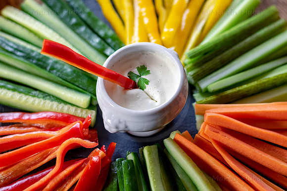 Food-Fotografie, Gemüse-Sticks mit Joghurt-Kräuter-Dip