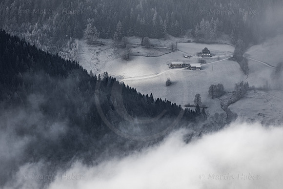 Ein Bauernhof im November-Frost