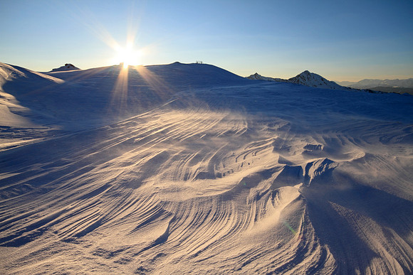 Windlinien im Schnee auf der Guschen