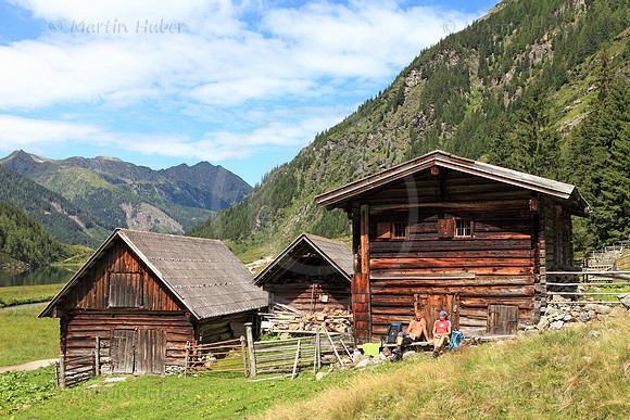 Wanderer rasten bei einer Alm am Riesachsee