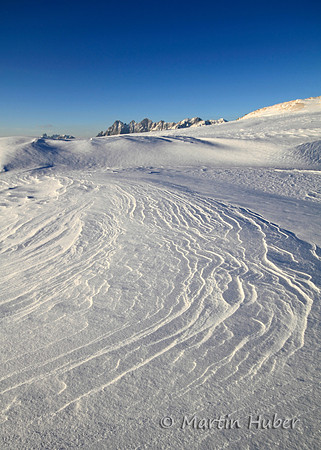 Windlinien im Schnee auf der Guschen