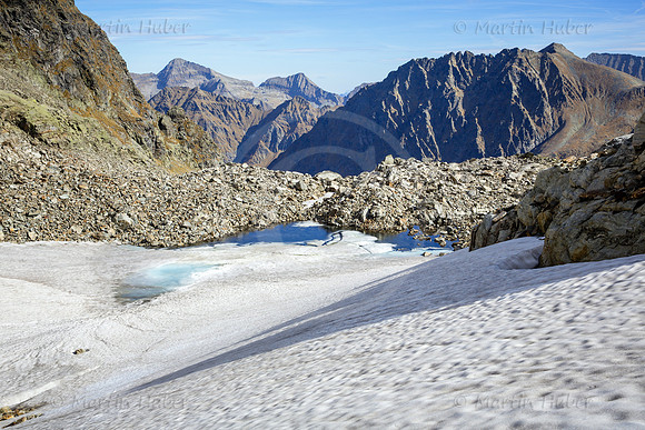 Schneefeld mit Blick zum Rauhenberg