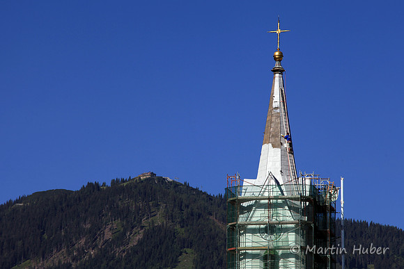 Malerarbeiten auf dem Kirchturmdach der evangelischen Kirche Schladming