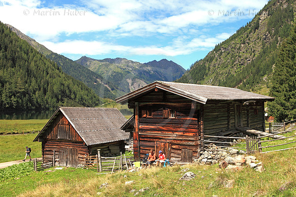 Wanderer rasten bei einer Alm am Riesachsee