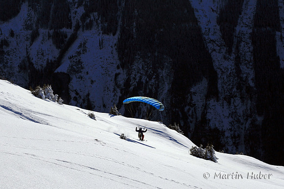 Paragleiter auf Freeski / vom Krahbergzinken Richtung Untertal..