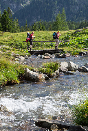 Zwei Wanderer am Obertalbach