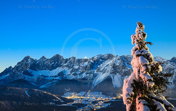 Ramsau und Dachstein in blauer Stunde bei Vollmond