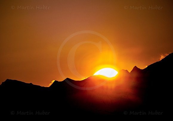 Untergehende Sonne hinter Gipfelgrat
