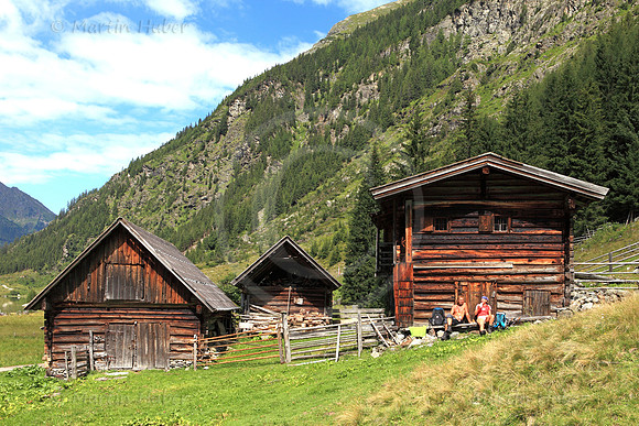 Wanderer rasten bei einer Alm am Riesachsee