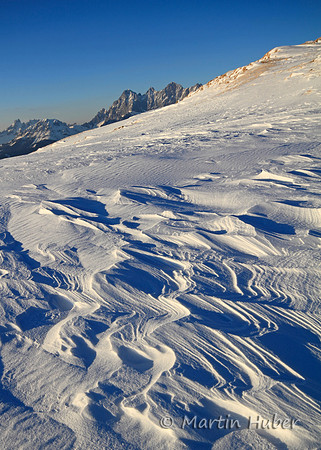 Windlinien im Schnee auf der Guschen