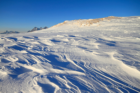 Windlinien im Schnee auf der Guschen