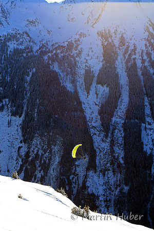 Paragleiter auf Freeski / vom Krahbergzinken Richtung Untertal...
