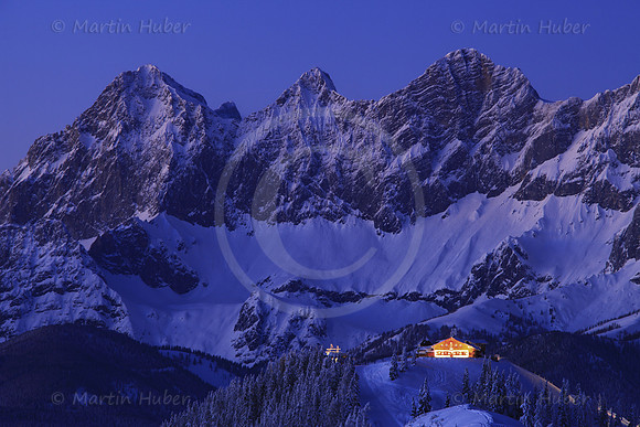 Die Hochwurzenhütte vor dem Dachstein