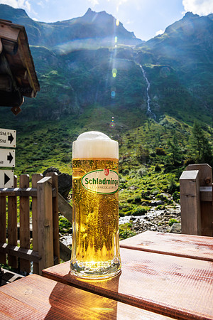 Schladminger Bier auf der Terrasse der Gollinghütte