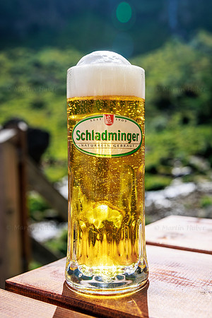 Schladminger Bier auf der Terrasse der Gollinghütte