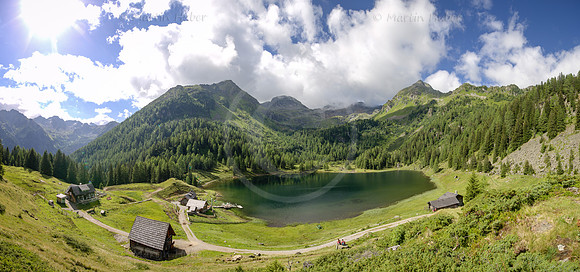 Duisitzkarsee mit Hütten